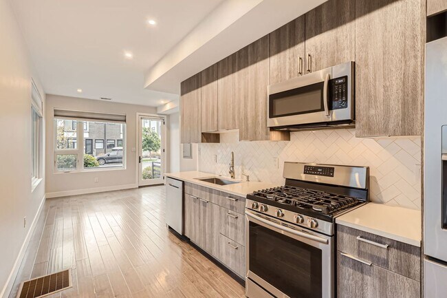 Building Photo - GORGEOUS TOWNHOUSE IN RiNo