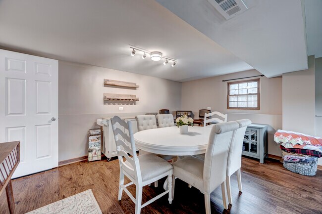 Building Photo - 7215 Larchwood Ln