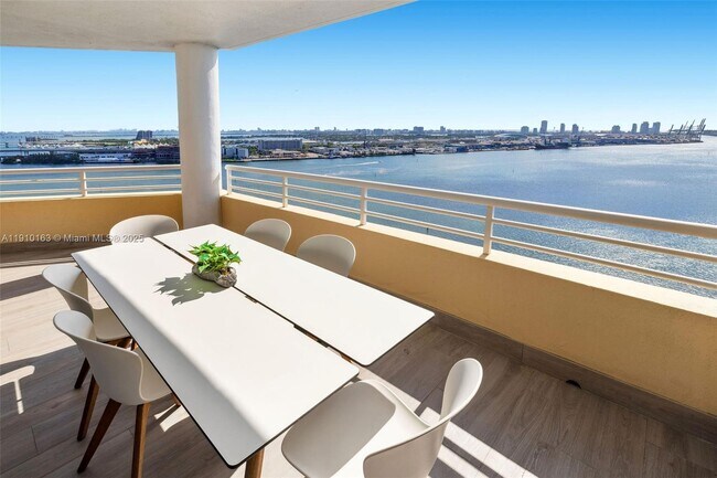 Building Photo - 808 Brickell Key Dr