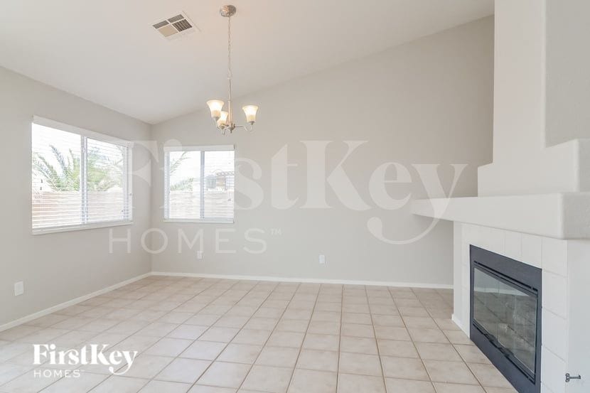 Building Photo - 127 E Tamarack Dr