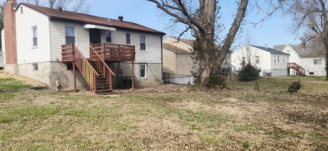 Building Photo - "Charming 3-Bed Home with Gleaming Hardwood Floors on Jackson Ave, Berkeley!"