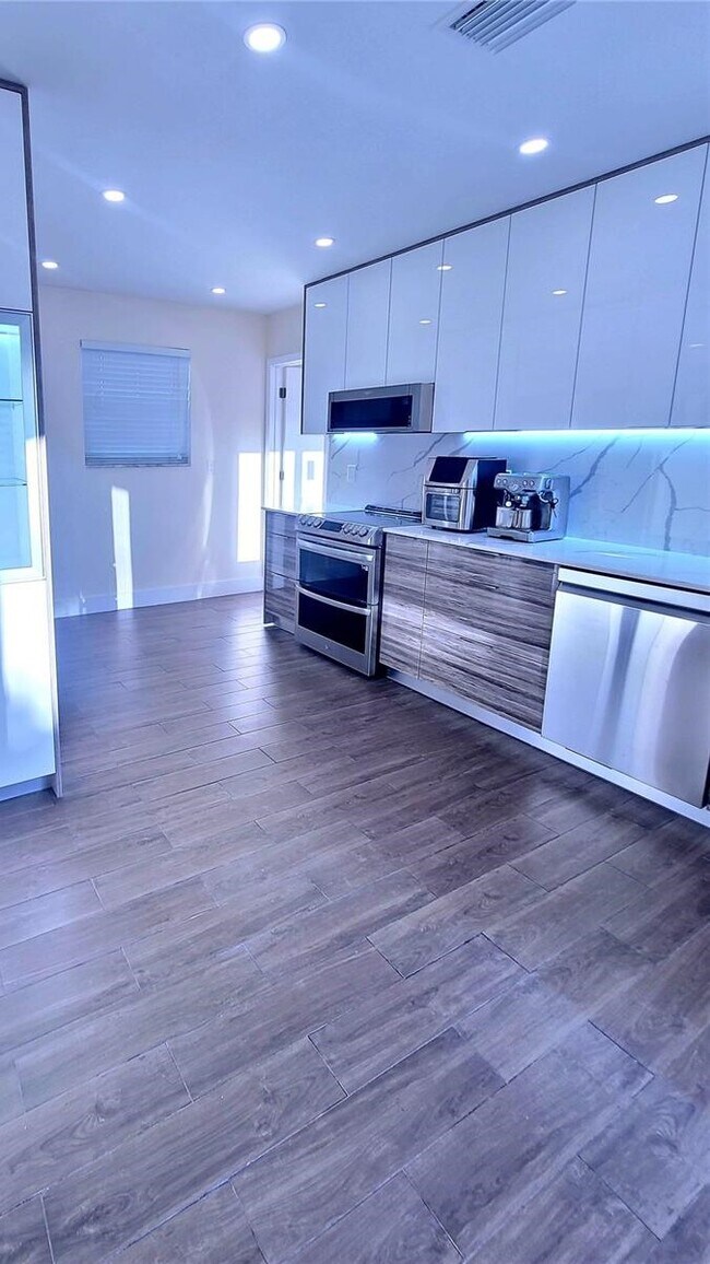 Building Photo - 1320 Arthur St