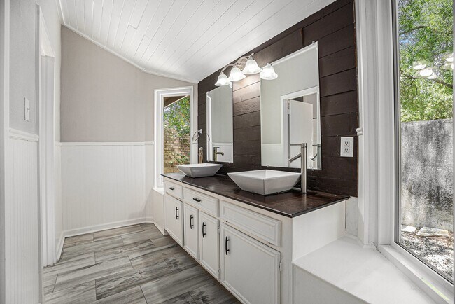 Building Photo - 16607 Neumann Dr