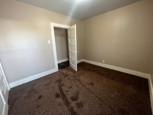 Building Photo - 1211 W Packard Ave