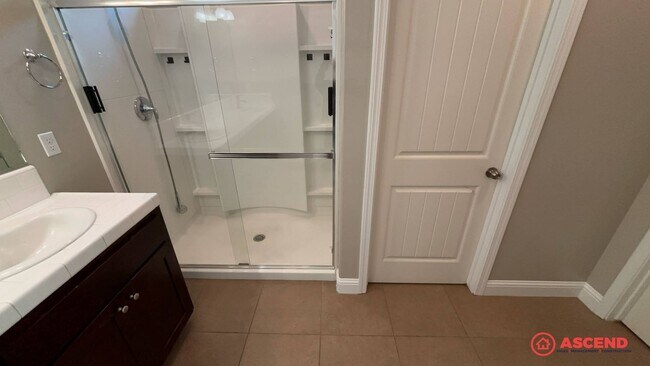 Building Photo - 4-Bedroom Home in Gossamer Grove!