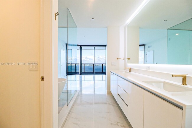 Building Photo - 700 NE 24th St