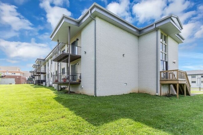 Building Photo - 2 Bedroom Unit was recently renovated. Live walking distance from the downtown square or steps fr...