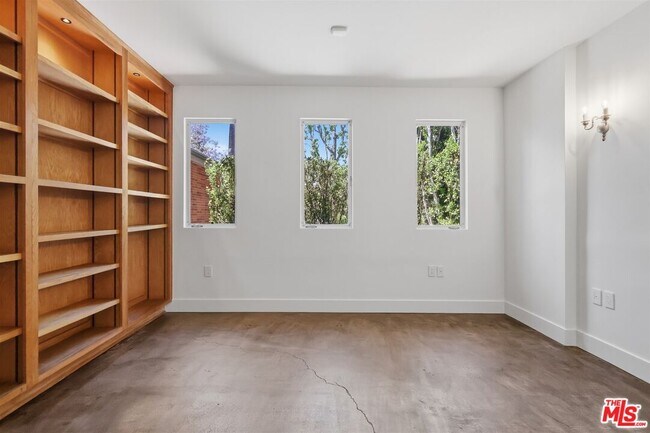 Building Photo - 444 S Windsor Blvd