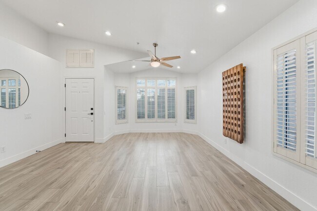 Building Photo - Modern & Spacious 3 Bed 2 Bath Home in Nor...