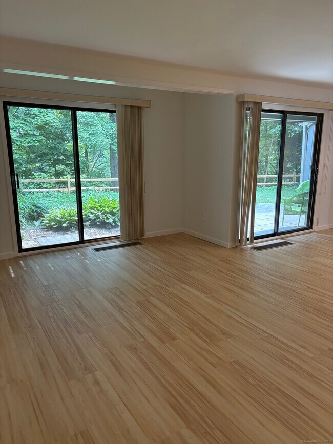 Building Photo - 457 Heritage Vlg