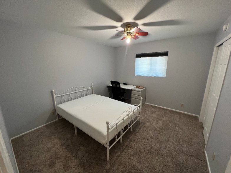 Building Photo - 1324 W 13th St