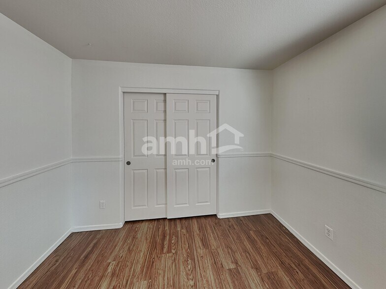 Building Photo - 782 E Christopher St