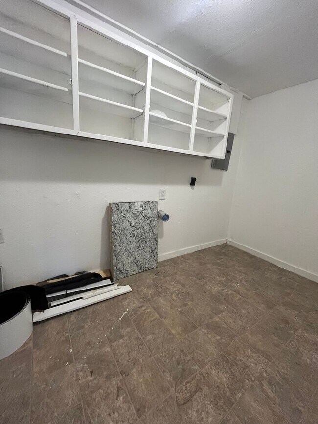 Building Photo - 4 bedroom Section 8 Approved Home