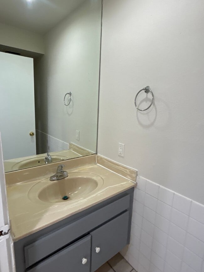 Building Photo - 3 Bedroom Condo for rent in the most desirable Alhambra Area Walking to Alhambra HS