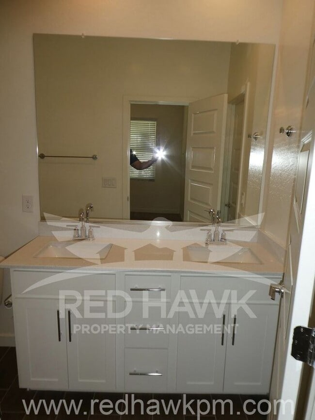 Building Photo - Gorgeous, Modern Three Bedroom, Two Bathro...