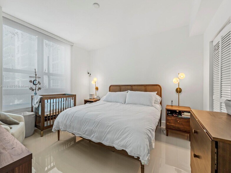 Building Photo - 950 Brickell Bay Dr