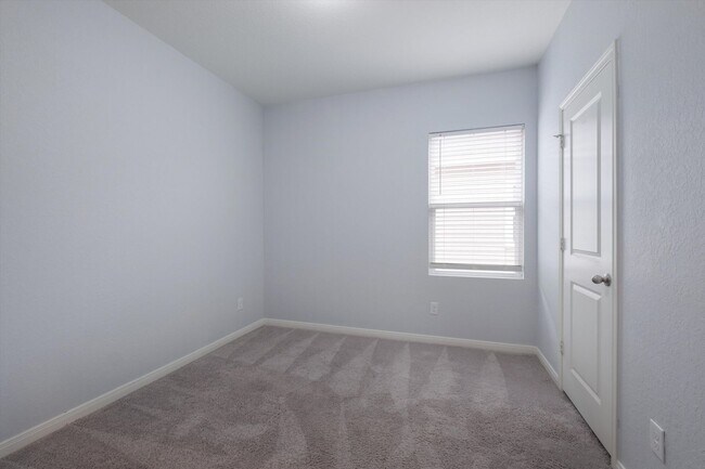 Building Photo - Ranch Style 3 Bed 2 Bath with Freshly painted and New Floors!