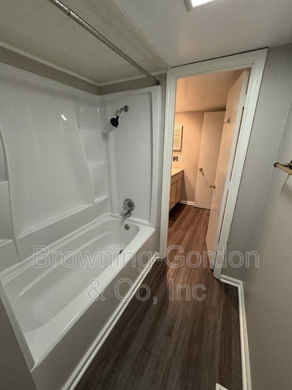 Building Photo - 5025 Hillsboro Dr