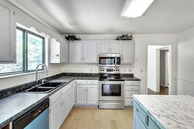 Building Photo - 816 Beazer Ln