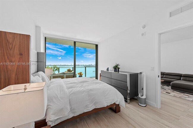 Building Photo - 460 NE 28th St