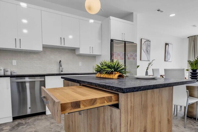 Building Photo - Modern 4-Bed Townhouse in Ridgedale – Minu...