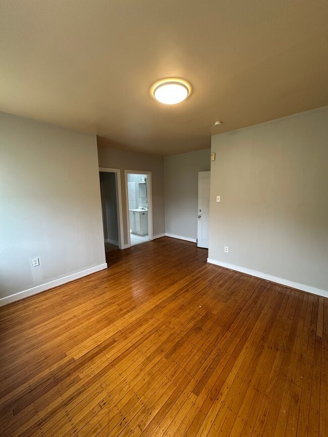 Building Photo - Beautiful 1 Bed/1 Bath apartment. 2ND FLOOR
