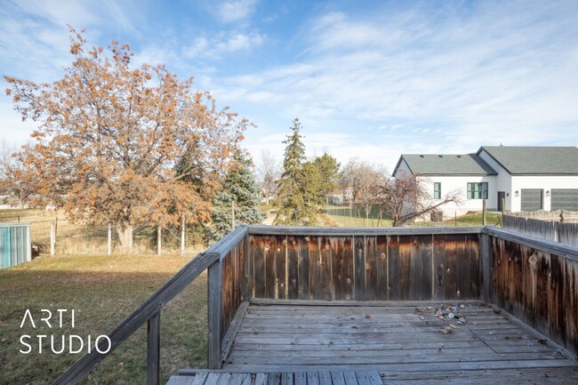 Building Photo - Cool Country Living