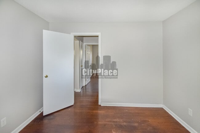 Building Photo - 2404 N Lesley Ave