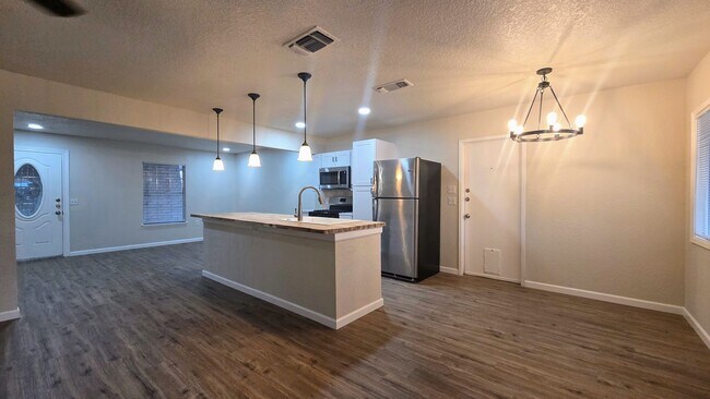 Building Photo - Newly Renovated NE San Antonio 3 bedroom home in established neighborhood-You do not want to miss...