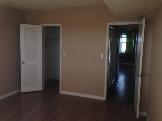 Building Photo - 4015 W Palm Aire Dr