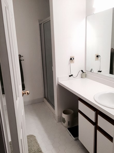 Master Bathroom - 2016 Foxmeadow Dr