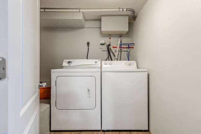 Building Photo - 1680 Hemingway Dr SW