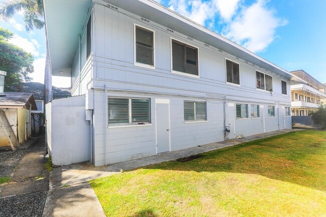 Building Photo - Renovated, upstairs, 2 bedroom 1 bath with...