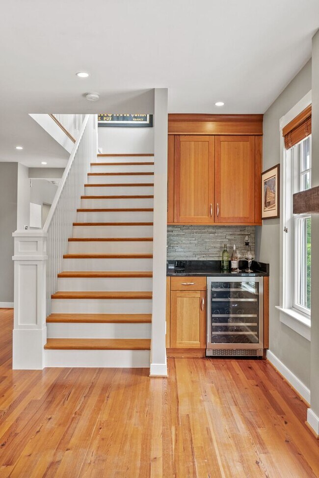 Building Photo - Spacious Kent Home | 6 Bed | 4 Bath | 4,000 Sf | Front Porch + Backyard | Detached 4-Car Garage