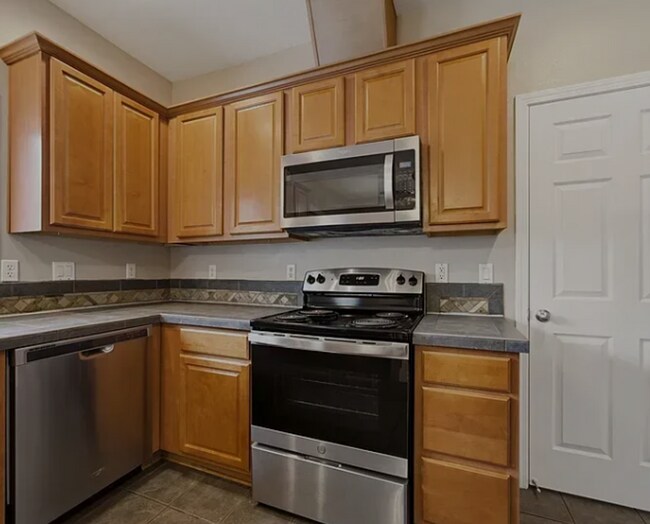 Building Photo - Camas 4 Bedroom Home with Central AC, Fireplace & Fenced Yard Near Downtown!