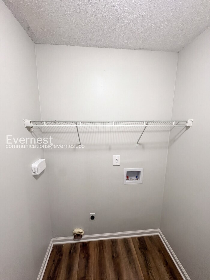 Building Photo - 711 W Creek Cir