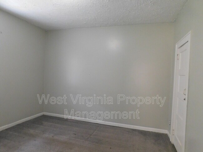 Building Photo - 124 1/2 Maple St