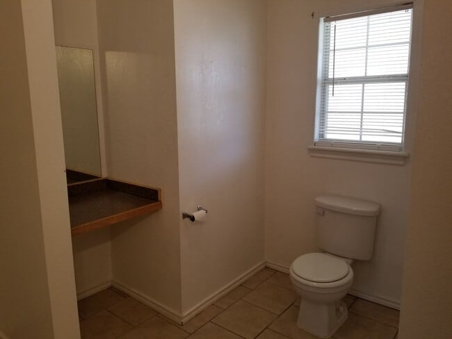 Building Photo - 3 bed, 1 bath home with CARPORT! Month to ...
