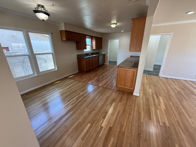 Building Photo - 1051 E Badillo St