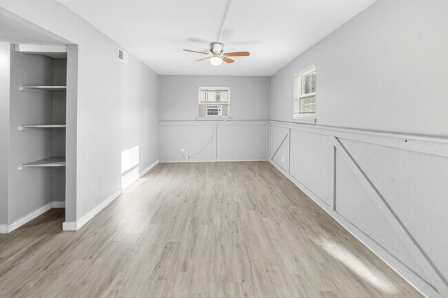 Building Photo - 715 ManApart