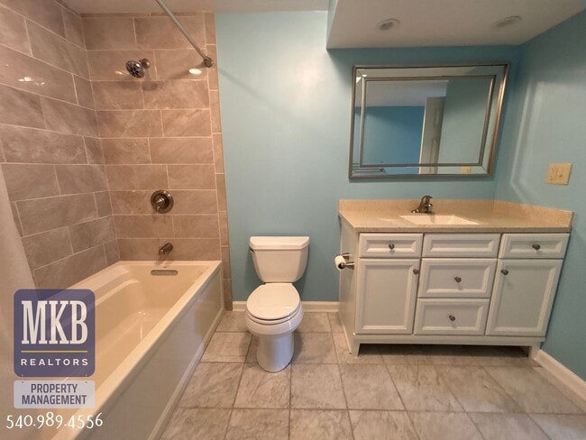 Building Photo - 6423 Westshire Ct