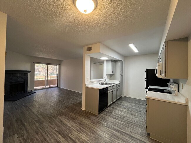 Building Photo - $500 Move in Special - 2 bed 2 bath condo 1st floor! washer/dryer in Unit