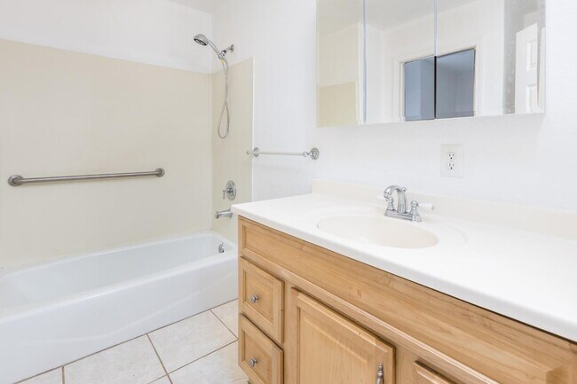 Building Photo - Beautiful, remodeled & spacious 3-bed 2-bath home in Grizzly Flats