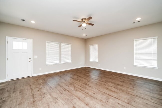Building Photo - Welcome Home! Stylish 3BR/2BA with All the...