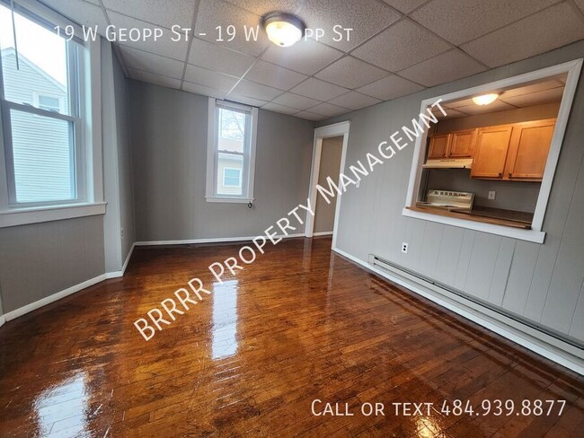 Building Photo - Bright, clean, affordable, off street park...