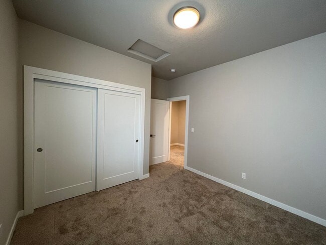 Building Photo - Start Lease by 8/15 to Receive REMAINDER o...