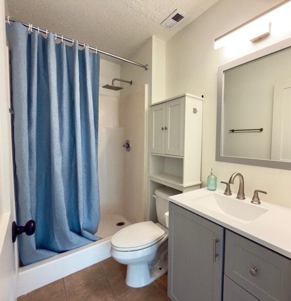 Bedroom 1 bathroom with shower - 27 Court Dr