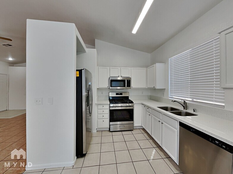 Building Photo - 9540 Ensworth St