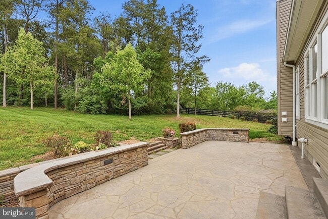 Building Photo - 42240 Hiddenwood Ln