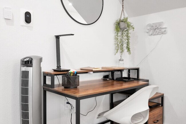 Building Photo - 921 E Hattie St